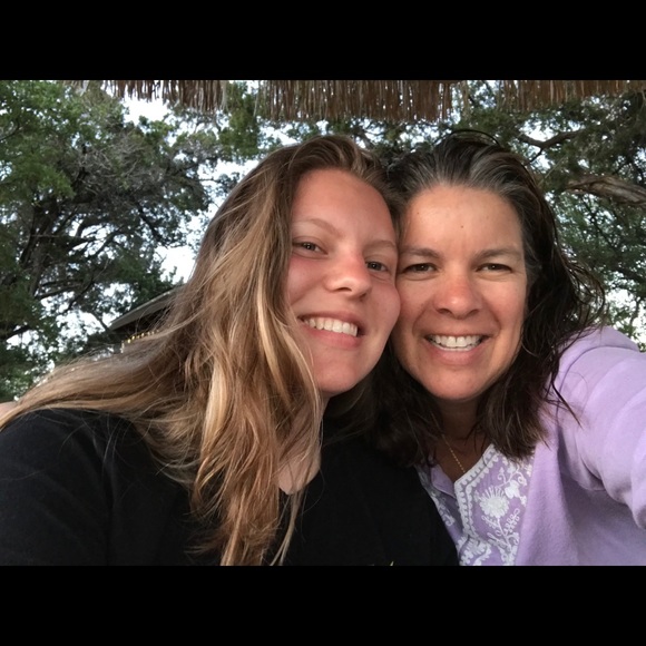 Meet your Posher, Claudia - Picture 2 of 2